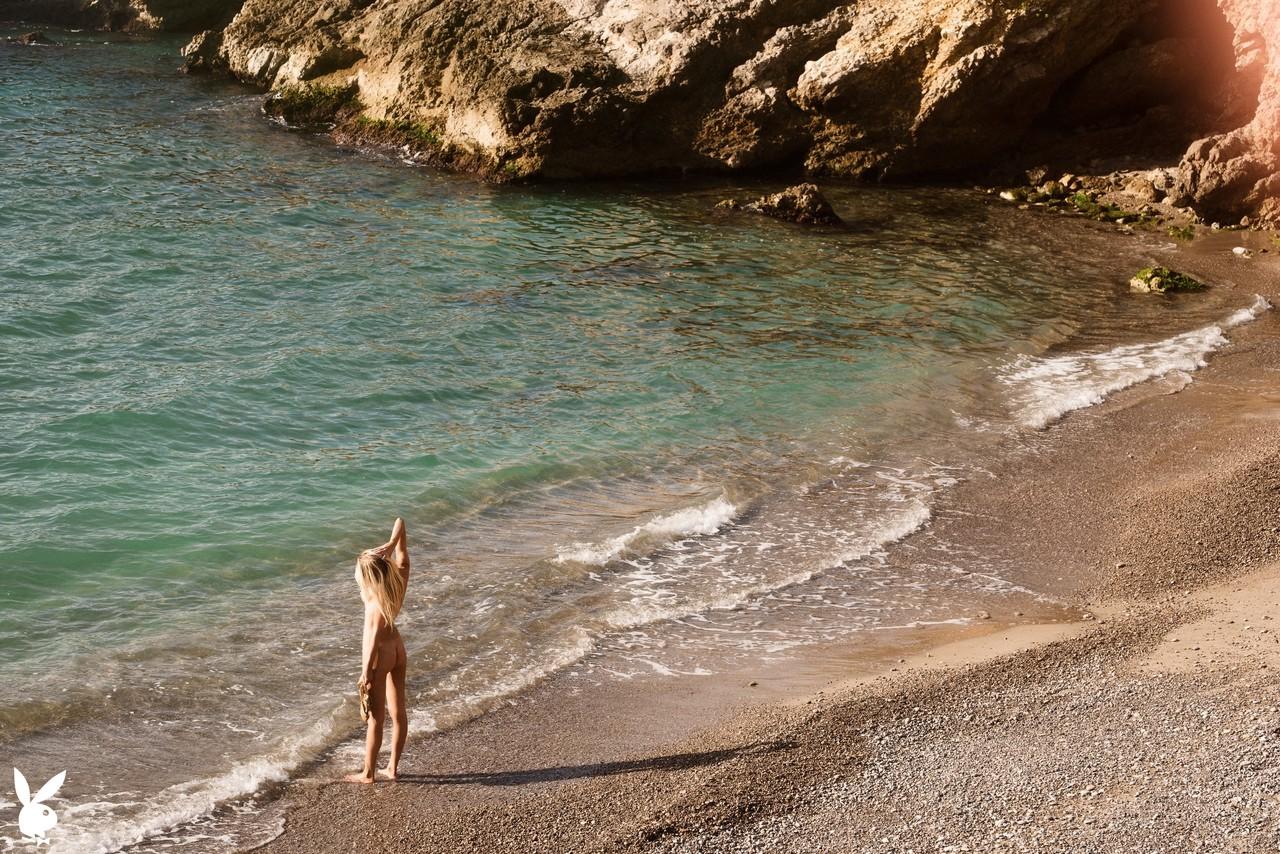 20P La pequeña y bonita Alberte Valentine muestra sus tetas perfectas en la playa