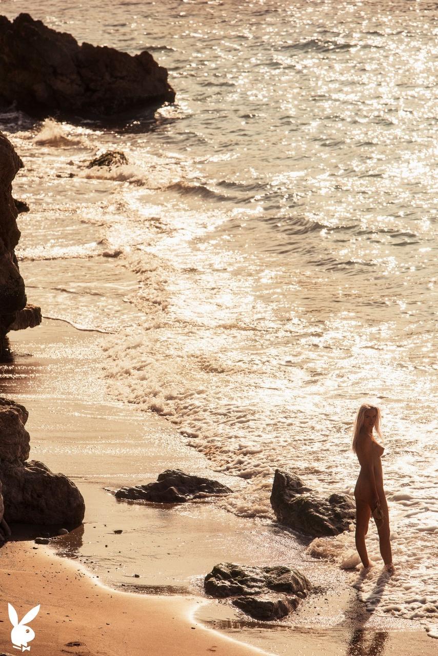 20P La pequeña y bonita Alberte Valentine muestra sus tetas perfectas en la playa