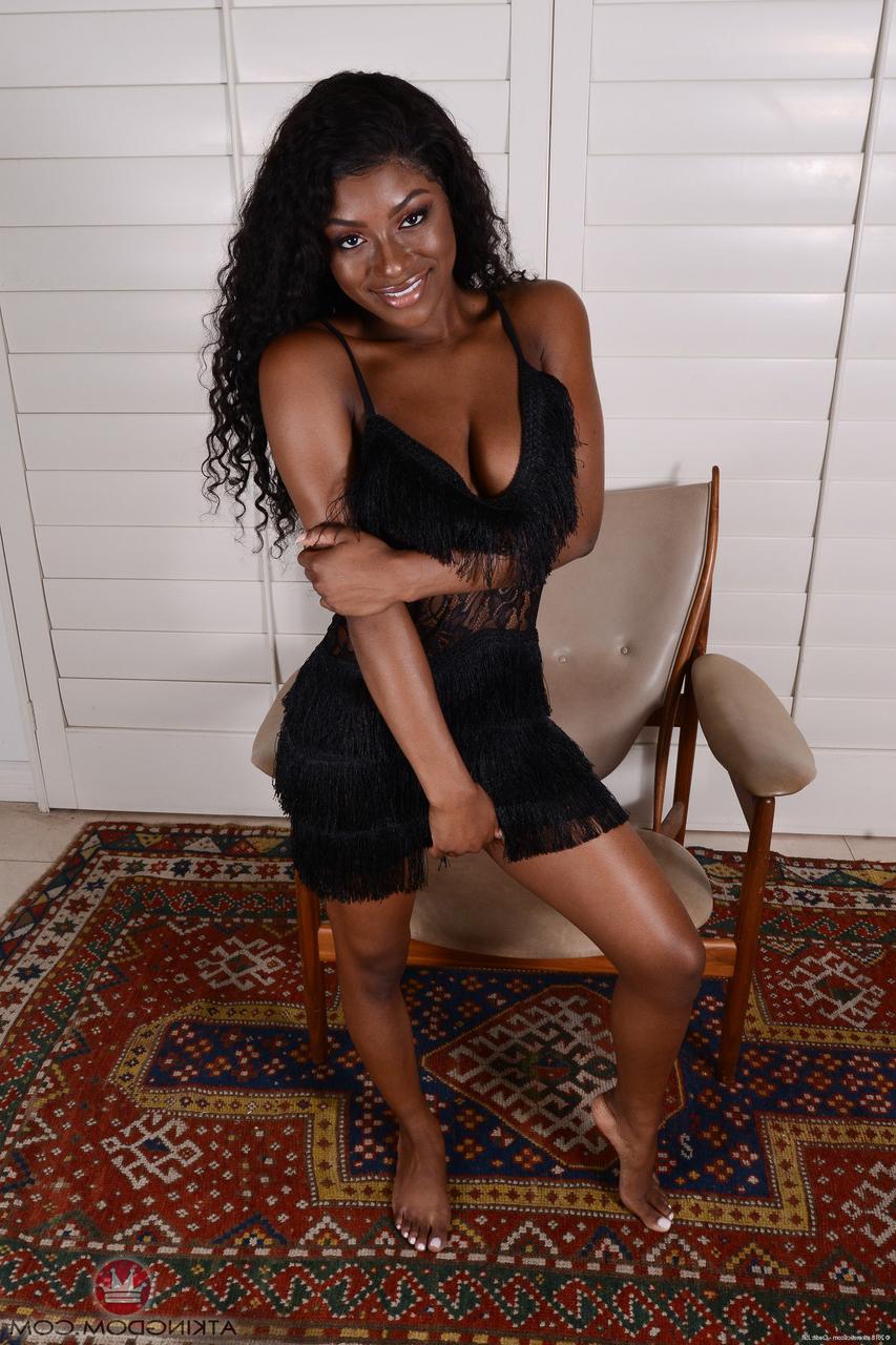 20P Die sexy Amateurin Evi Rei zeigt ihren großen Hintern und ihre köstliche schwarze Muschi