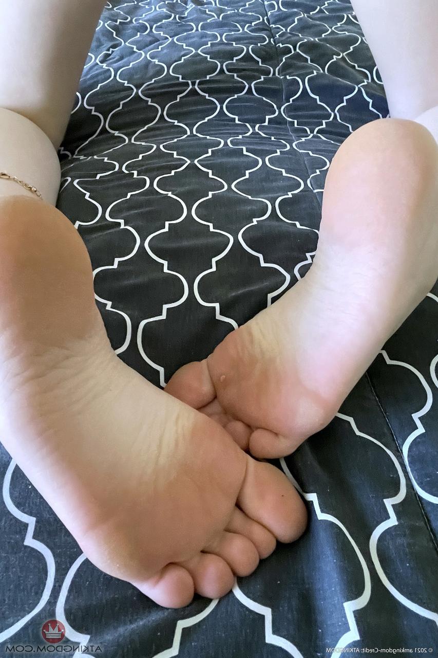 20P La pequeña novia Cecelia Taylor se desnuda y muestra sus pies y agujeros calientes de cerca