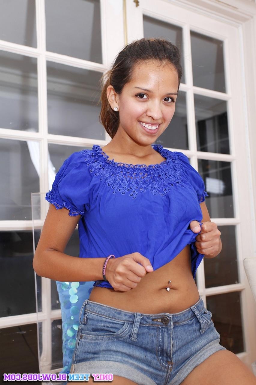 20P La linda latina Jessica Albarez se desnuda, se arrodilla y inclina una enorme polla