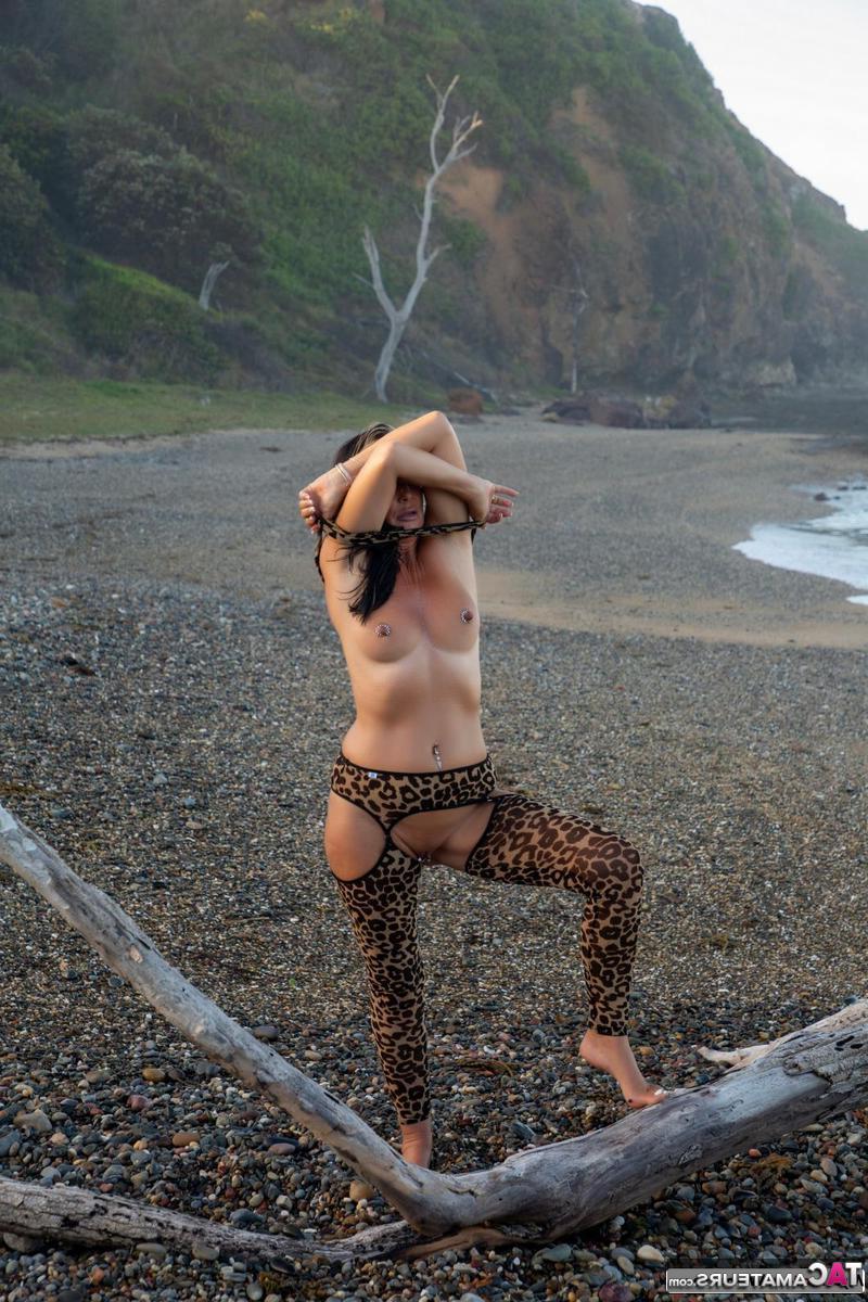 16P La sexy MILF Roxeanne se desnuda sobre madera flotante con medias con estampado animal