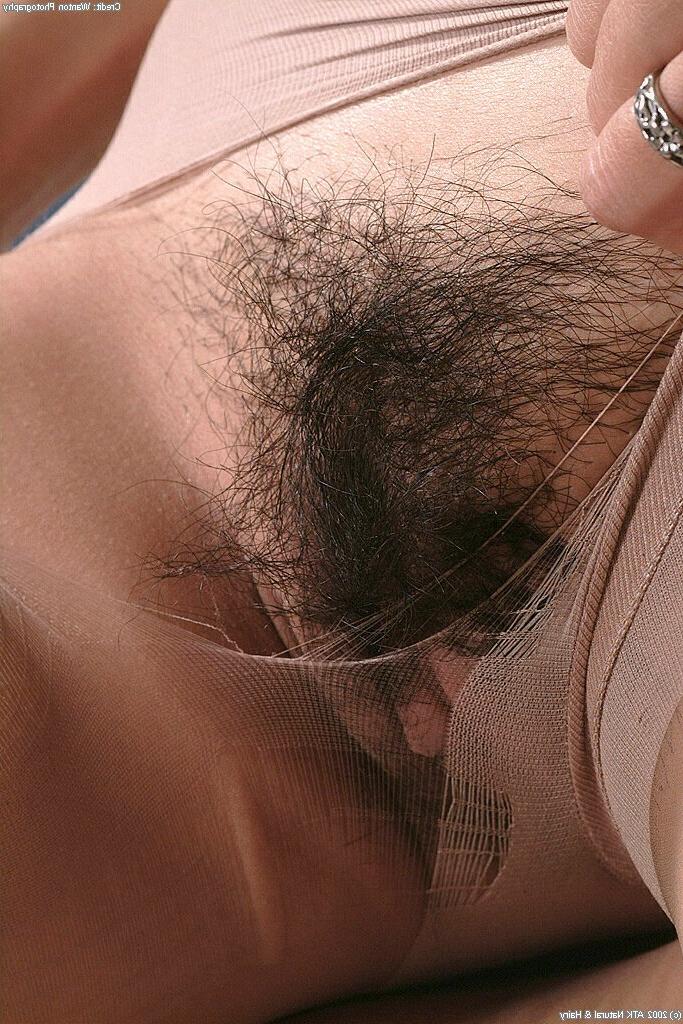 20P Sexy Asian babe Sexual espalha sua irresistível buceta peluda de perto