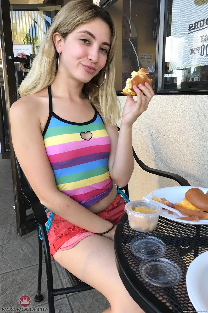 20P La petite mignonne Jane Wilde se déshabille en public et montre son corps de rêve.