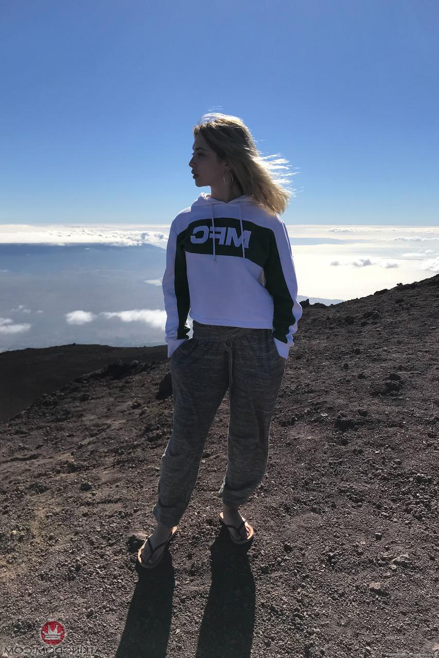 20P La petite mignonne Jane Wilde se déshabille en public et montre son corps de rêve.