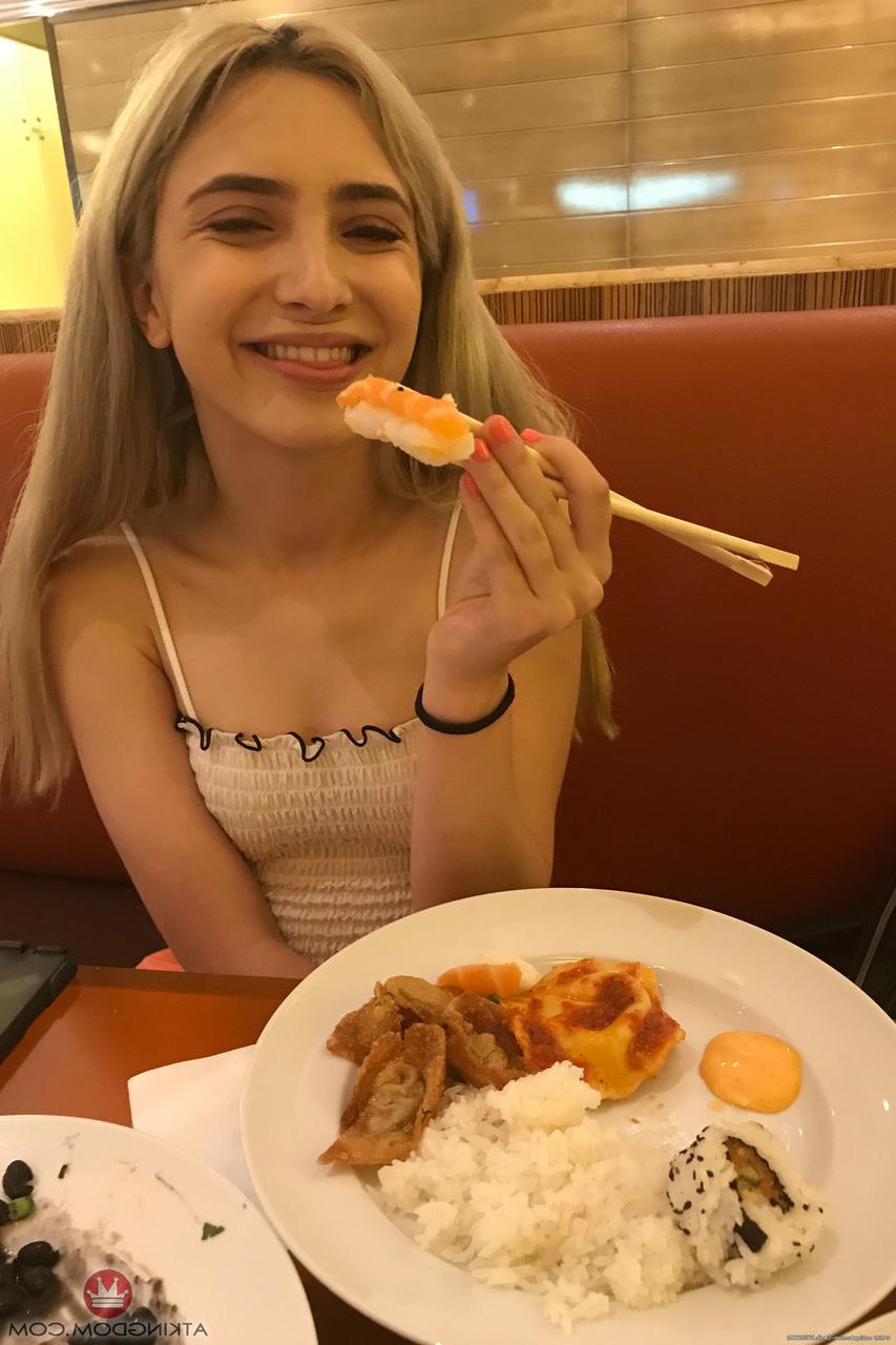 20P La petite mignonne Jane Wilde se déshabille en public et montre son corps de rêve.