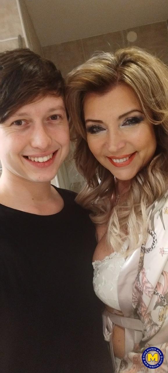20P La MILF caliente Jeanette juega con su toyboy en lencería y medias