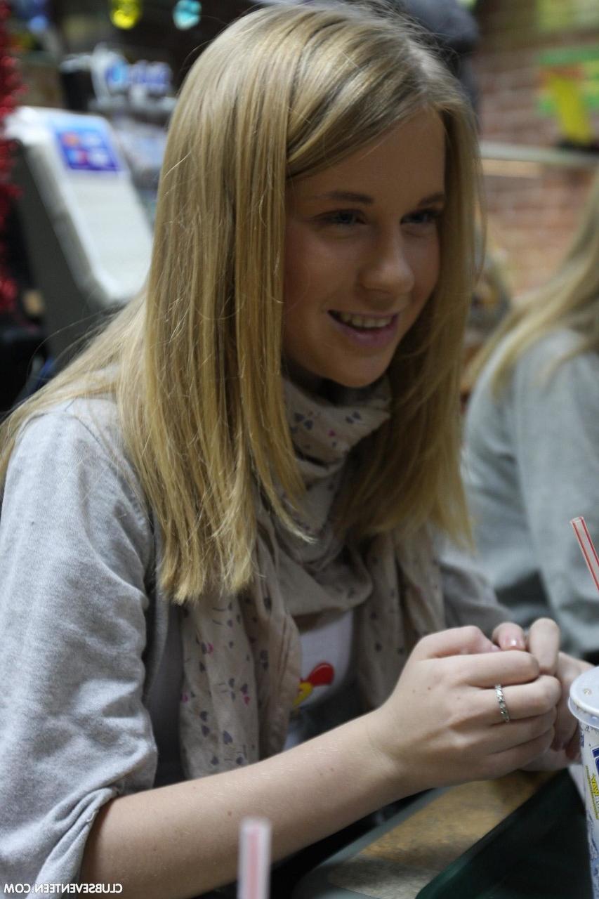 20P A linda adolescente loira Corinne B fode um cara pendurado e deixa ele gozar dentro dela