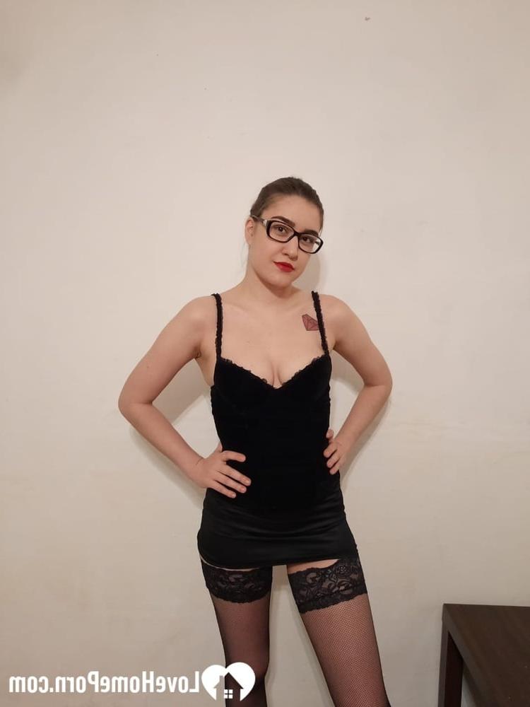 20P Linda amadora mostra sua buceta gostosa de perto enquanto provoca em lingerie preta