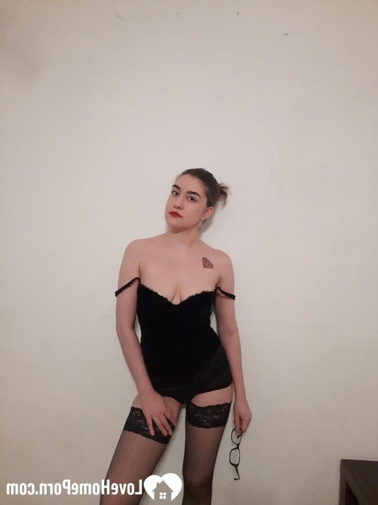 20P Linda amadora mostra sua buceta gostosa de perto enquanto provoca em lingerie preta