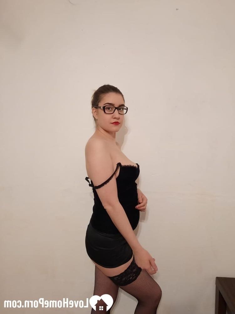 20P Linda amadora mostra sua buceta gostosa de perto enquanto provoca em lingerie preta
