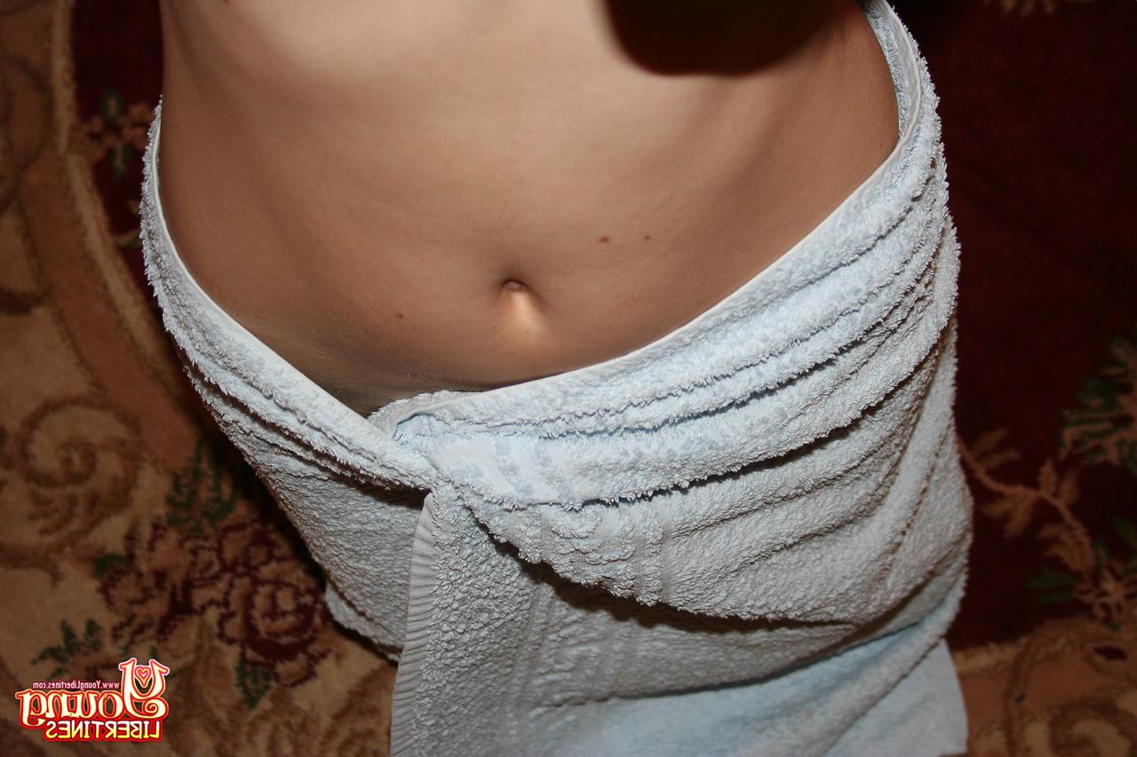 20P La linda pelirroja amateur simona posando desnuda y abriendo su coño