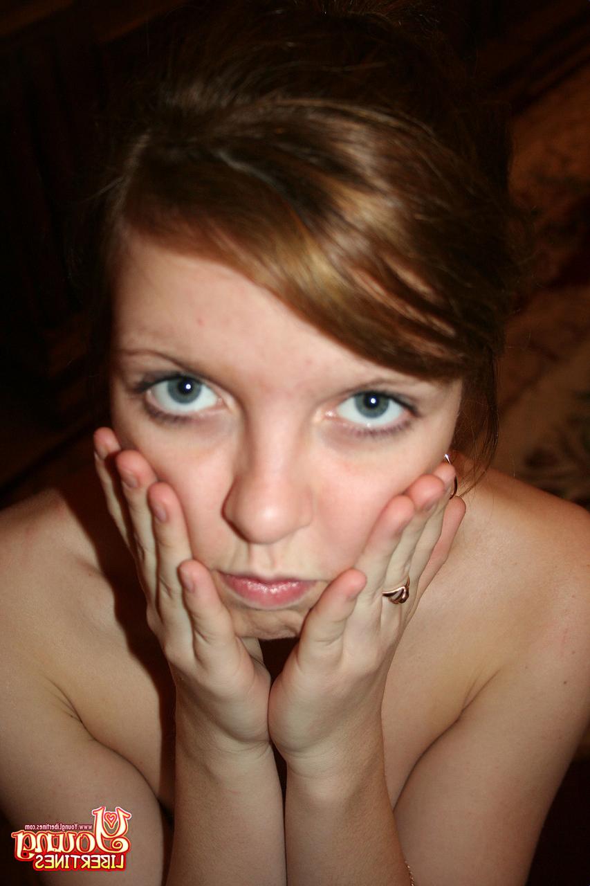 20P La linda pelirroja amateur simona posando desnuda y abriendo su coño