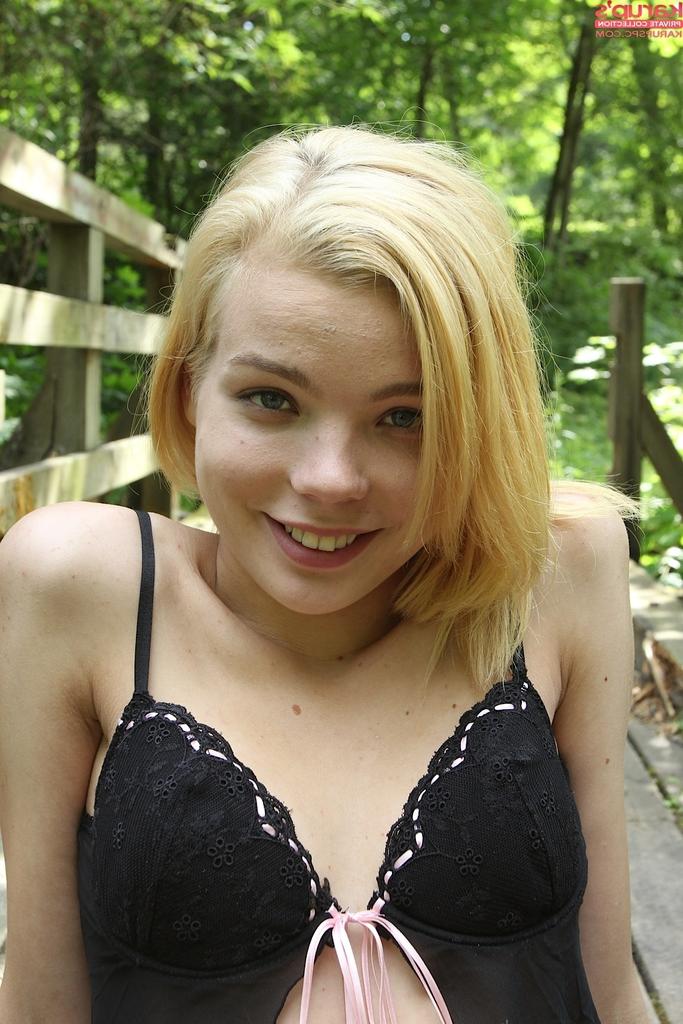 16P Linda adolescente amadora Sophia Kitten posando nua com meias até o joelho na floresta