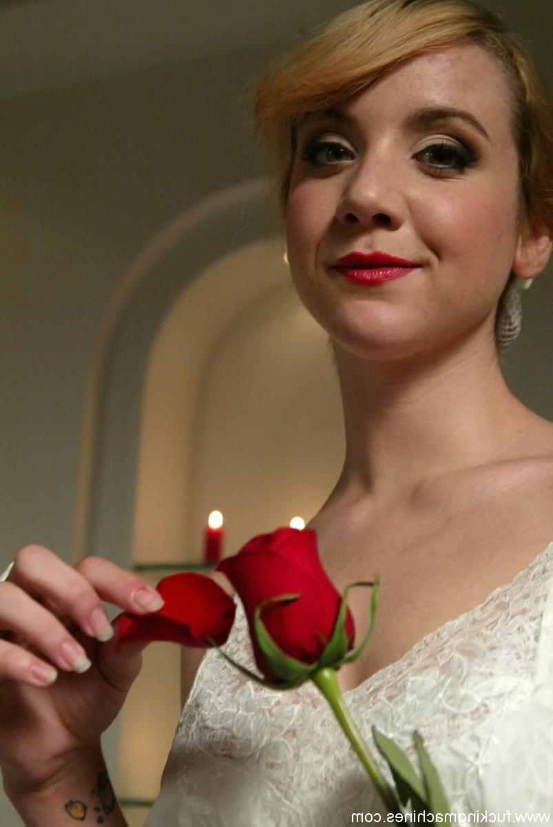 20P Die heiße MILF Pinky Lee zeigt ihre leckere Muschi aus nächster Nähe, während sie auf einem Maschinendildo reitet