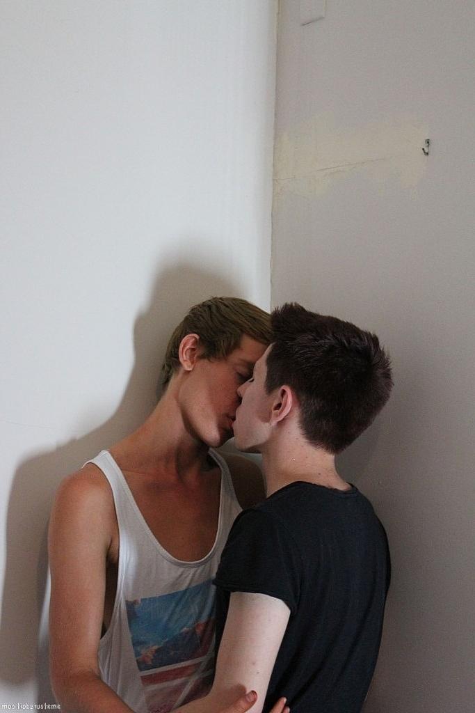 20P Os gays amadores magros Jason Jammer e Nic Naughty chupam as ereções um do outro