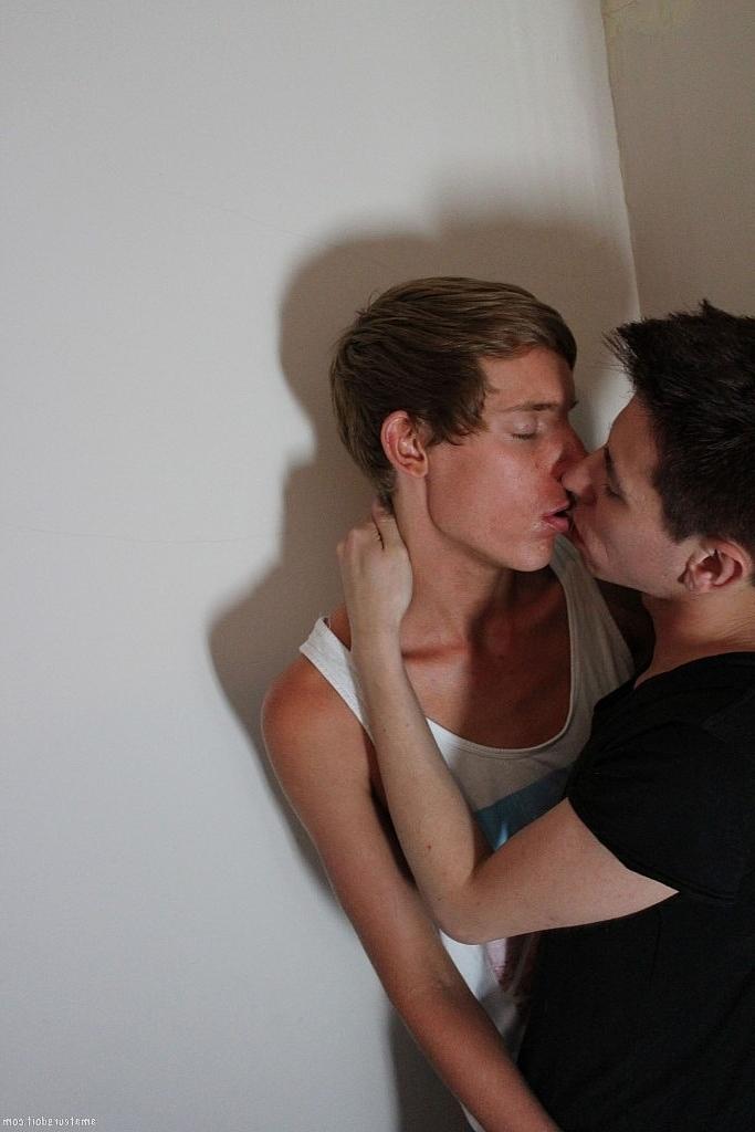 20P Os gays amadores magros Jason Jammer e Nic Naughty chupam as ereções um do outro