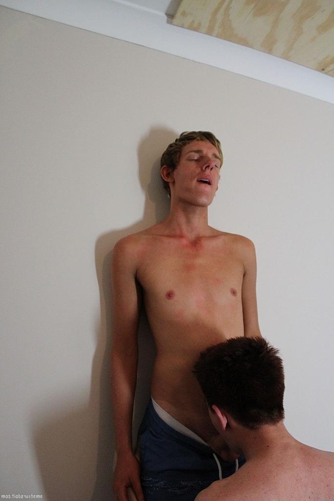 20P Os gays amadores magros Jason Jammer e Nic Naughty chupam as ereções um do outro