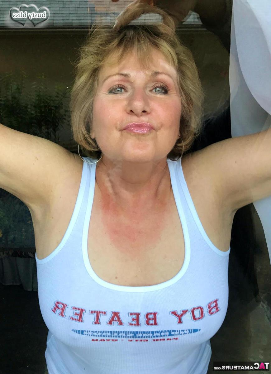 16P La blonde plus âgée Busty Bliss lèche une bite après avoir perdu ses gros seins naturels