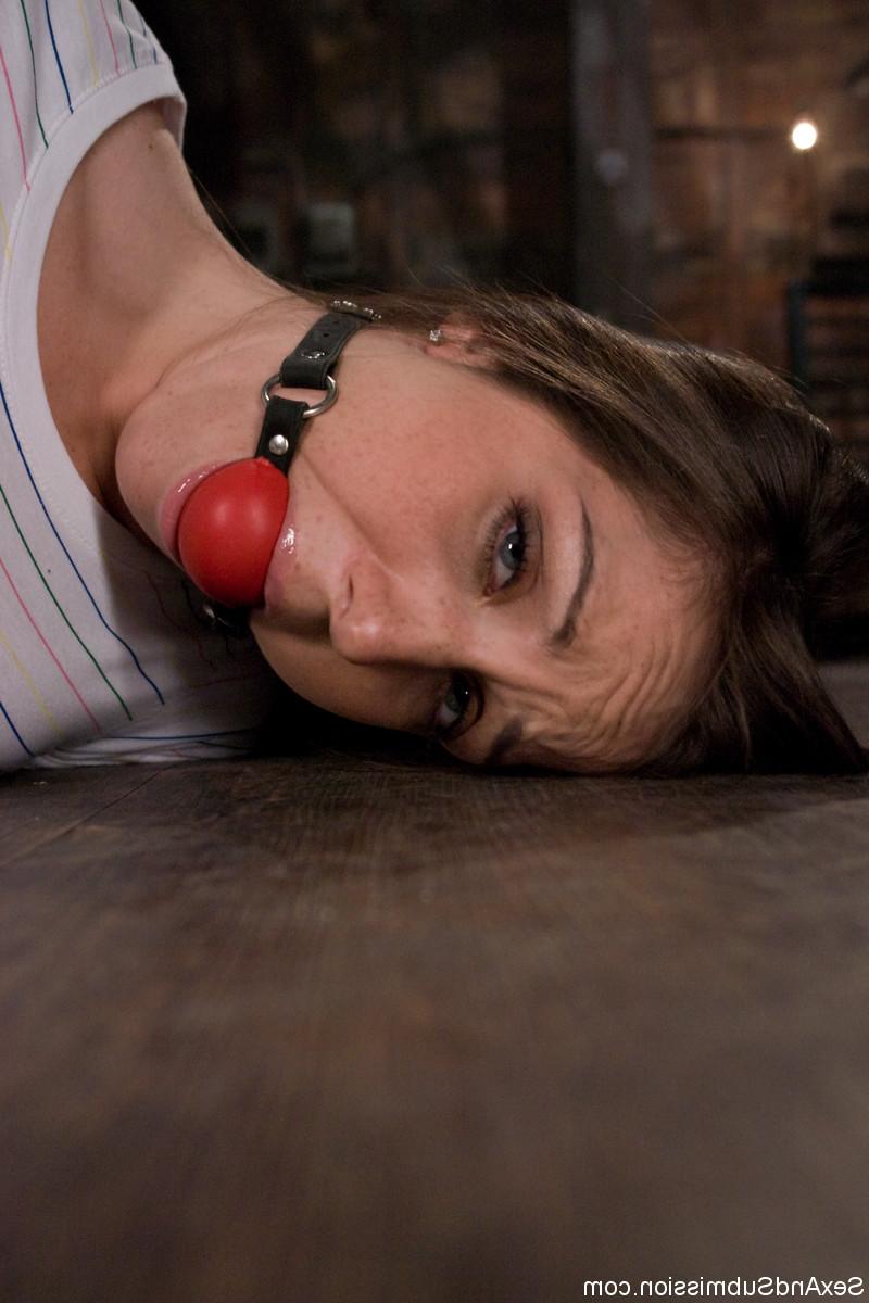 20P Submissive MILF Kiera King gets a flogging after giving her handler a blowjob