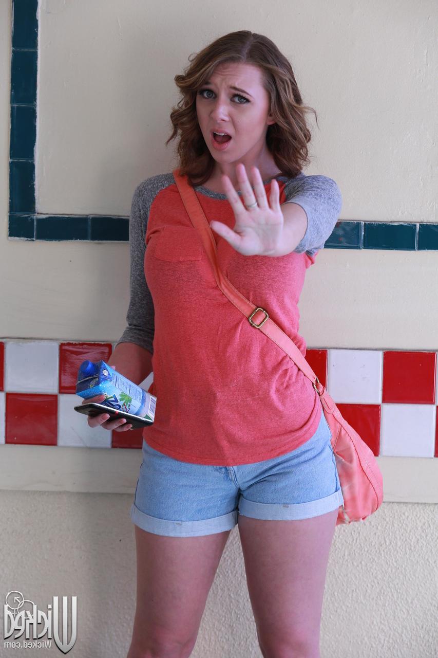 20P La joven americana Brooke Wylde es recogida en público y follada a lo perrito