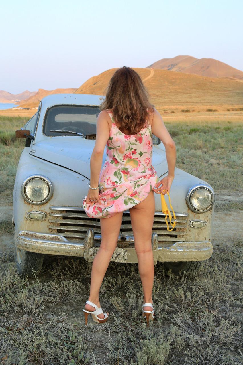 20P MILF Helen Volga mostra seus peitos e espalha sua vulva peluda em um acidente de carro