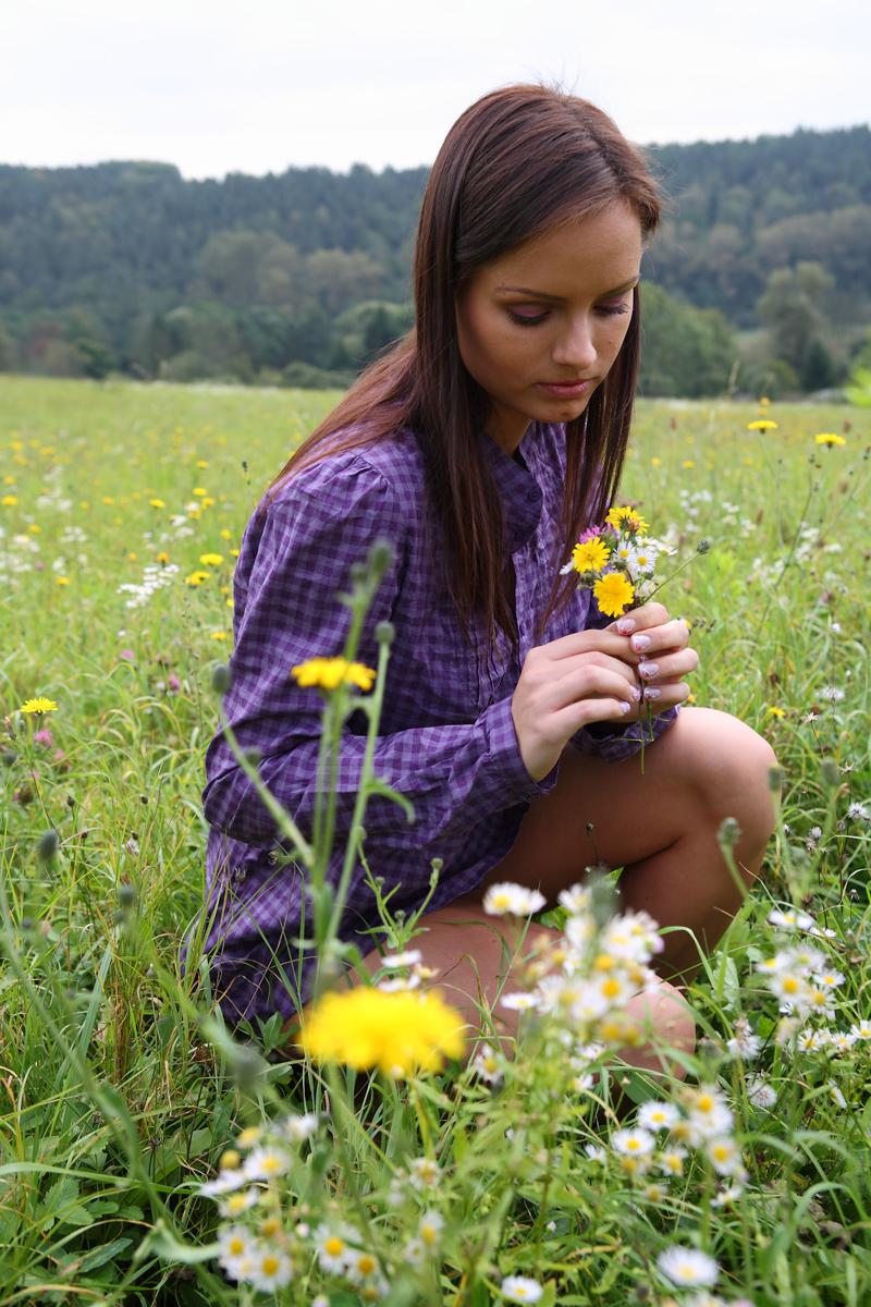 15P A jovem Glória fica totalmente nua enquanto colhe flores em um campo