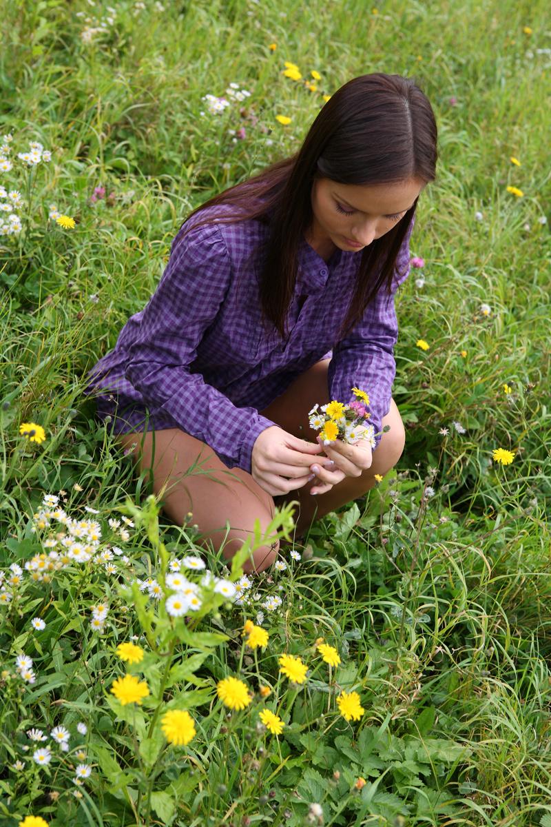 15P A jovem Glória fica totalmente nua enquanto colhe flores em um campo