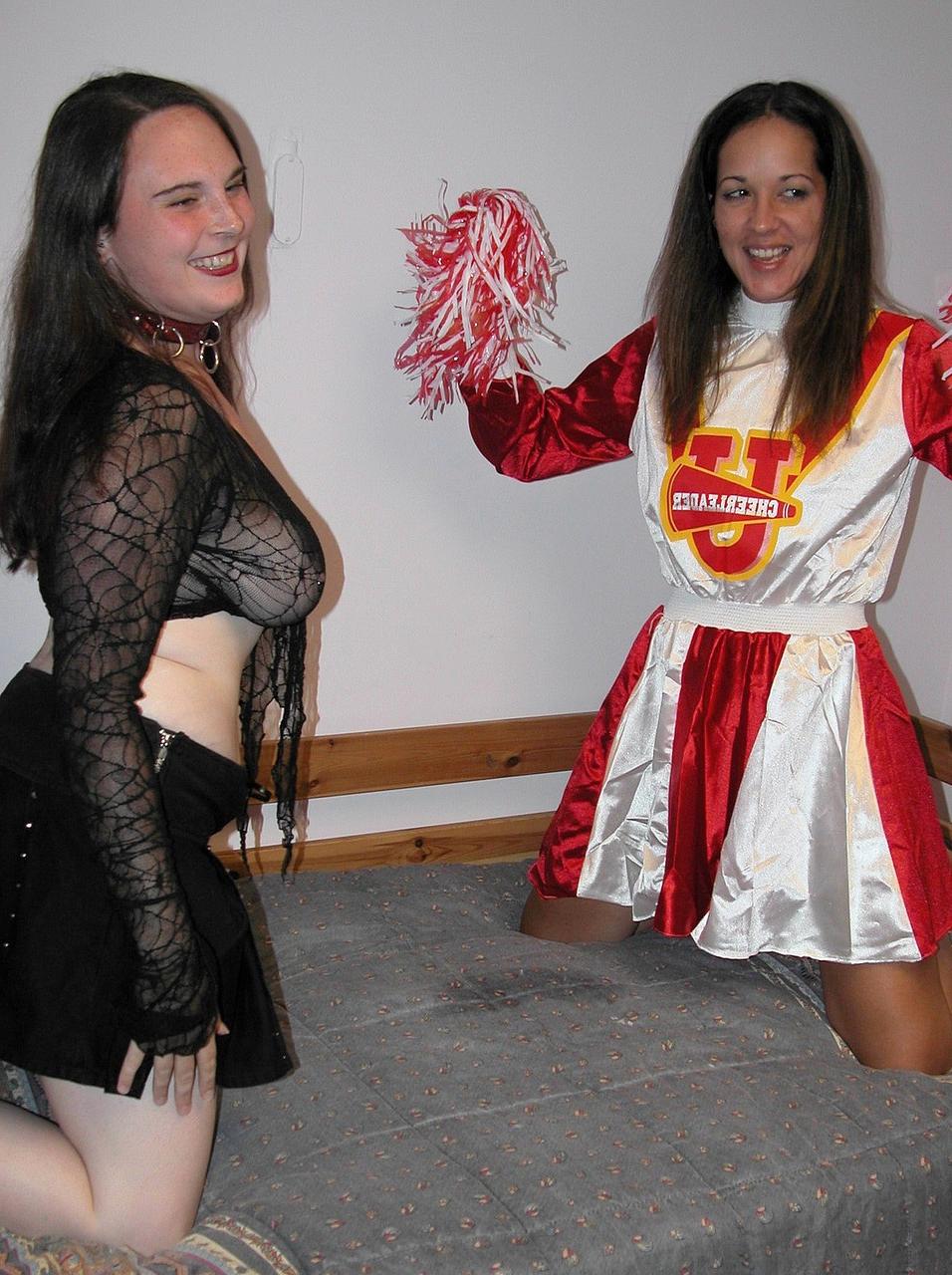20P La pom-pom girl lesbienne Maria Maines baise sa copine potelée avec un gode.