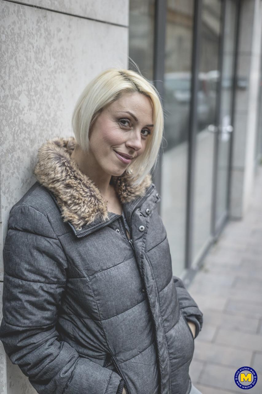 20P La madre húngara tatuada Eva Black se sienta sobre una polla y la monta hasta el orgasmo