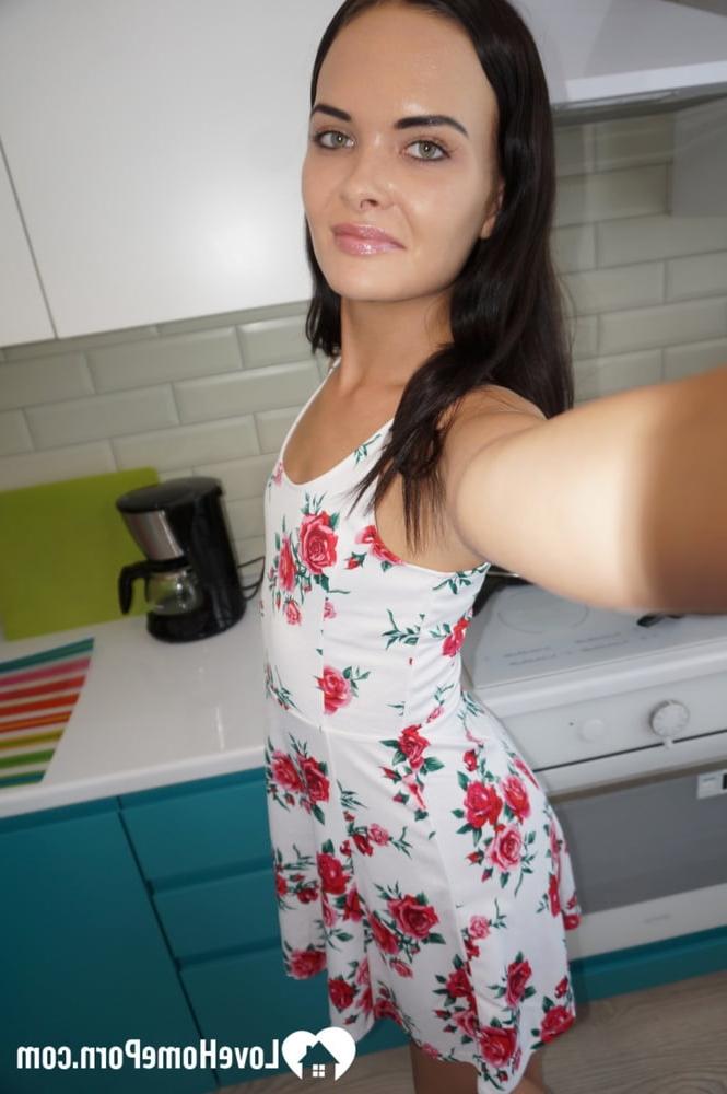 20P Die brünette Schönheit zeigt in ihrer Selfie-Zusammenstellung ihre kleinen Titten und ihren großen Hintern