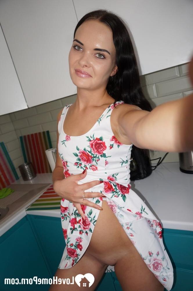 20P Die brünette Schönheit zeigt in ihrer Selfie-Zusammenstellung ihre kleinen Titten und ihren großen Hintern