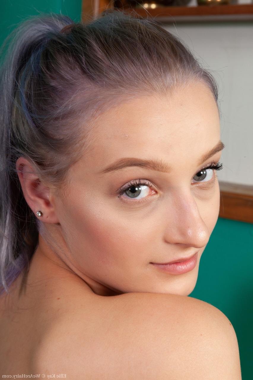 20P La joven sexy con gafas Ellie Kay se toca el coño peludo después de desnudarse