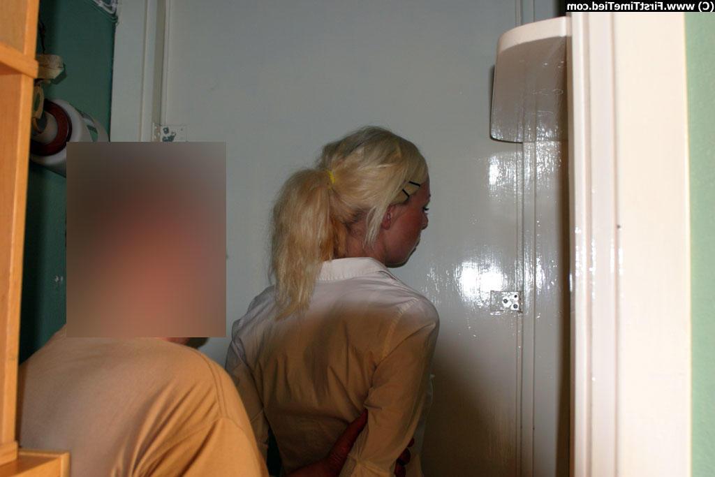12P Une fille blonde vêtue d'une jupe noire et d'un chemisier blanc est menottée