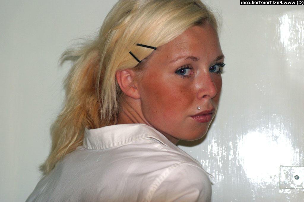 12P Une fille blonde vêtue d'une jupe noire et d'un chemisier blanc est menottée