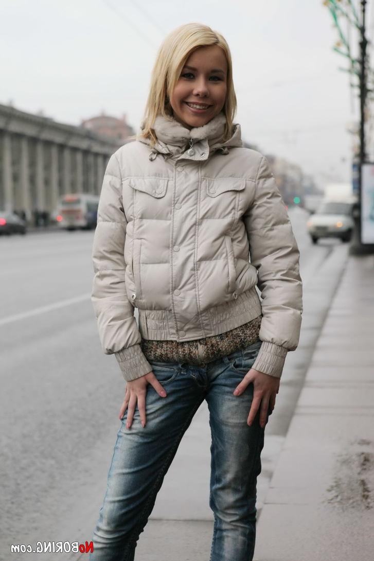 16P Die süße Blondine Randi nimmt einen dicken Schwanz in den Mund, nachdem er in ihrem Arschloch war