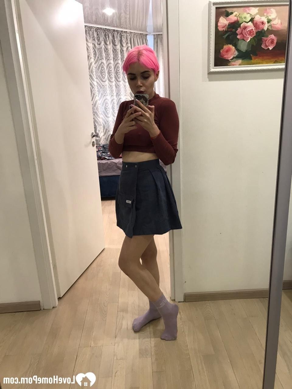 20P Amadora de cabelo rosa exibindo seu grande saque e peitos suculentos em um solo