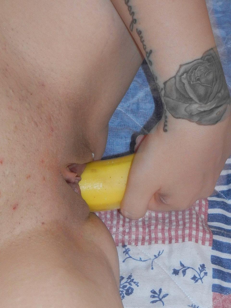20P La morena tetona Melina Mason juega con su coño afeitado con un plátano maduro