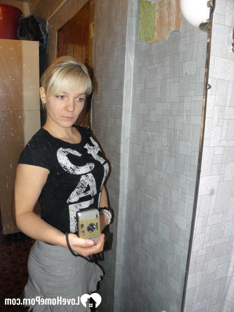 20P Rubia amateur juguetona muestra su cuerpo sexy mientras se desnuda y se toma selfies