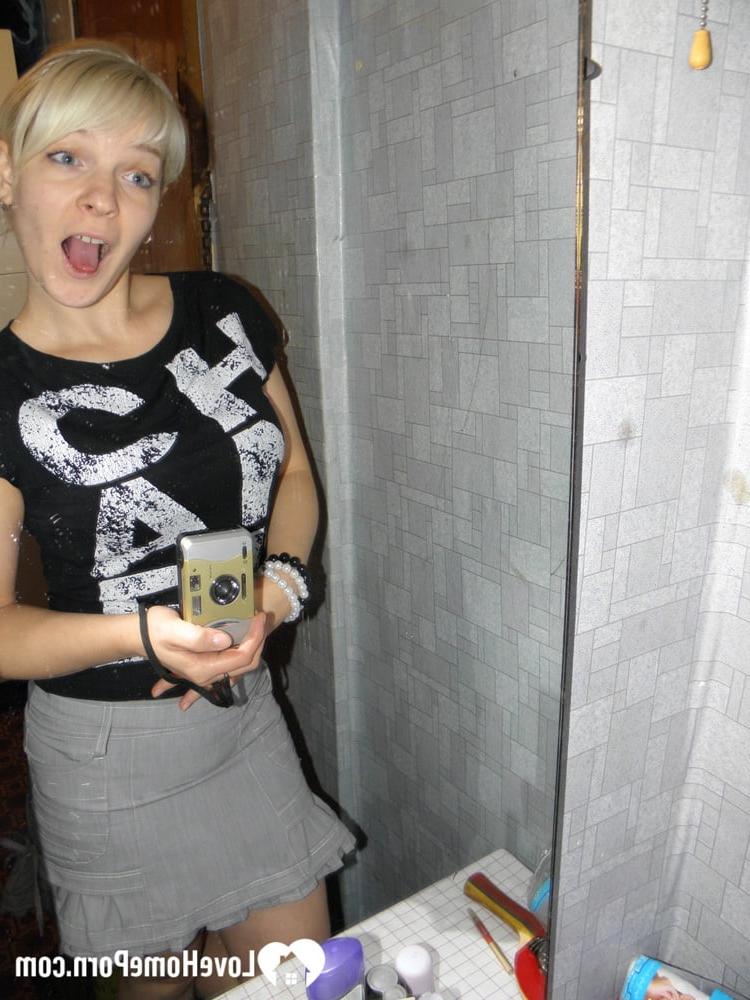 20P Rubia amateur juguetona muestra su cuerpo sexy mientras se desnuda y se toma selfies