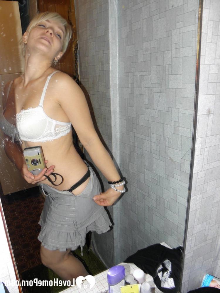 20P Rubia amateur juguetona muestra su cuerpo sexy mientras se desnuda y se toma selfies
