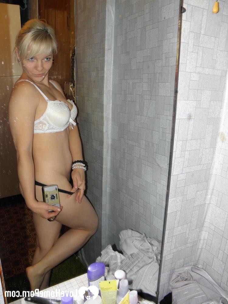 20P Rubia amateur juguetona muestra su cuerpo sexy mientras se desnuda y se toma selfies