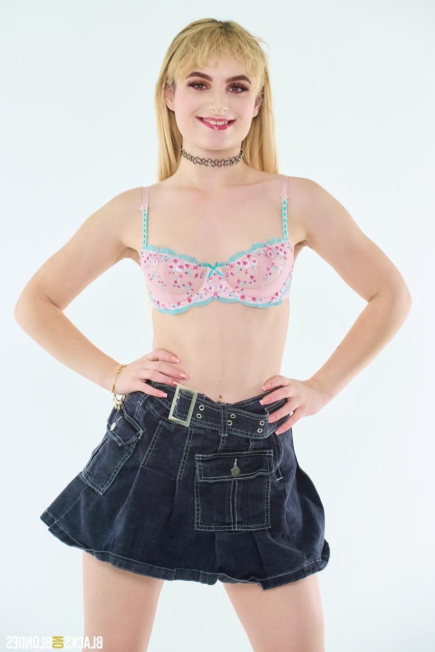 20P La pequeña adolescente estadounidense Slim Poke es asada en un trío interracial