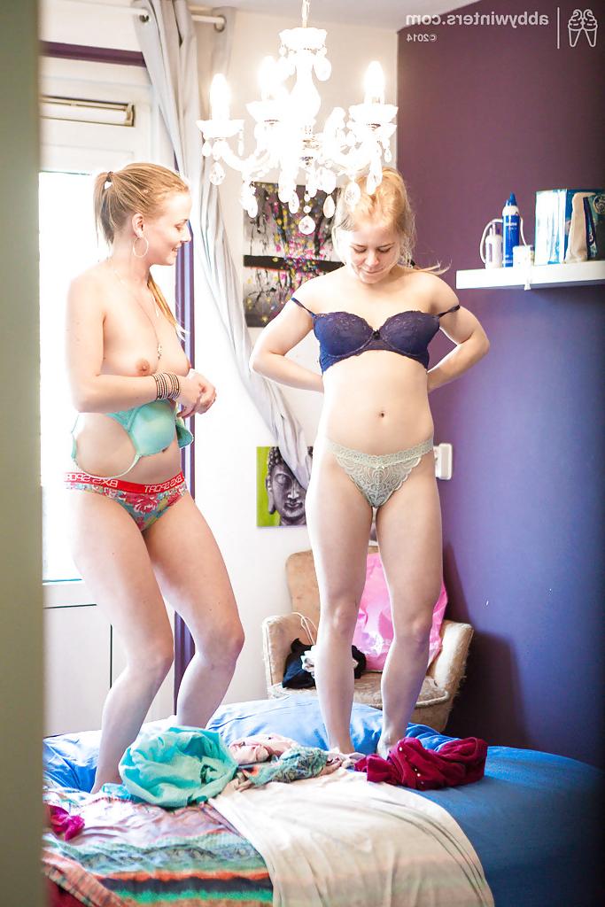 16P Die lesbischen Amateur-Blondinen Caisa und Gisela ziehen sich nach dem Sex an