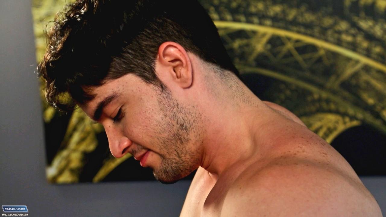 20P O galã gay gostoso Stefan exibe seu abdômen e acaricia seu pau grande em uma poltrona reclinável vermelha