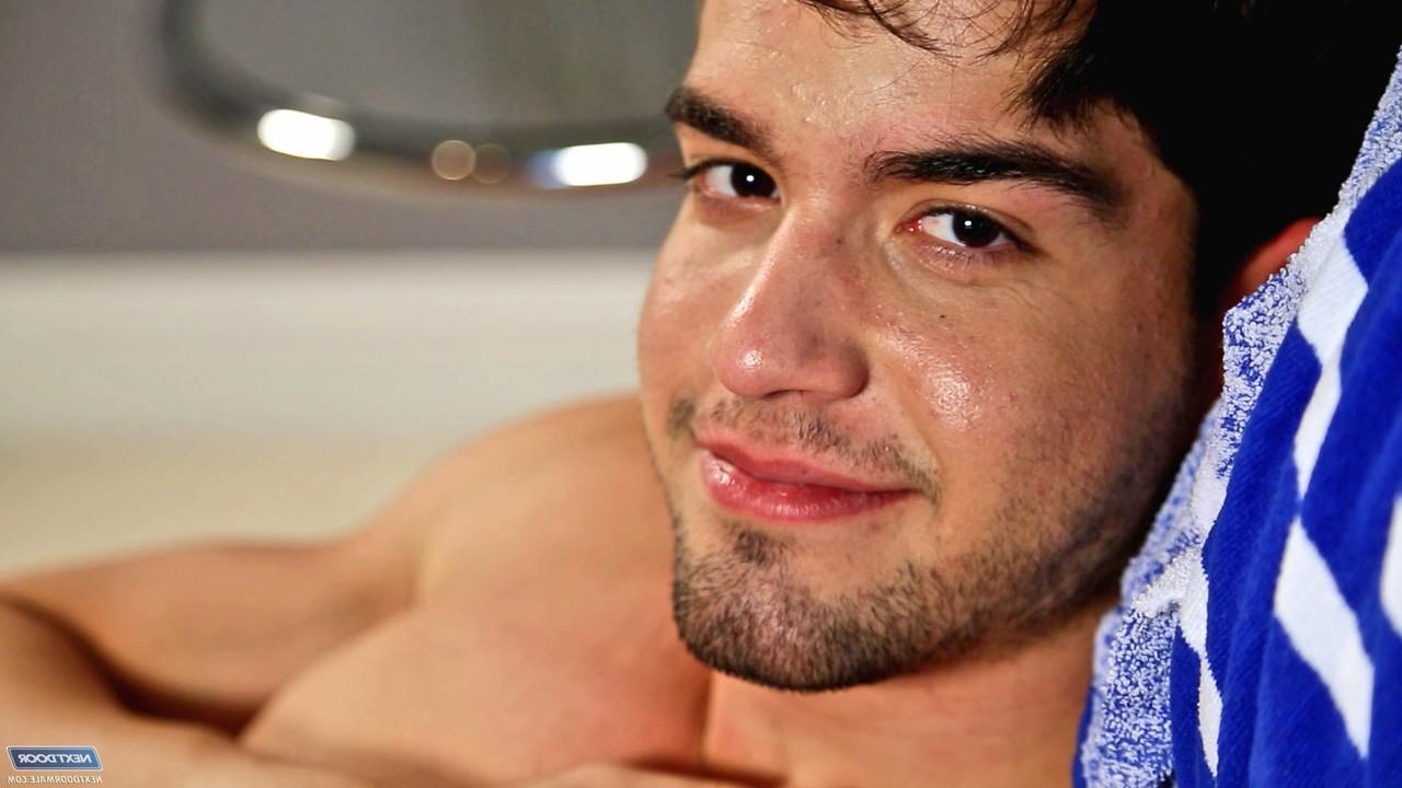 20P O galã gay gostoso Stefan exibe seu abdômen e acaricia seu pau grande em uma poltrona reclinável vermelha