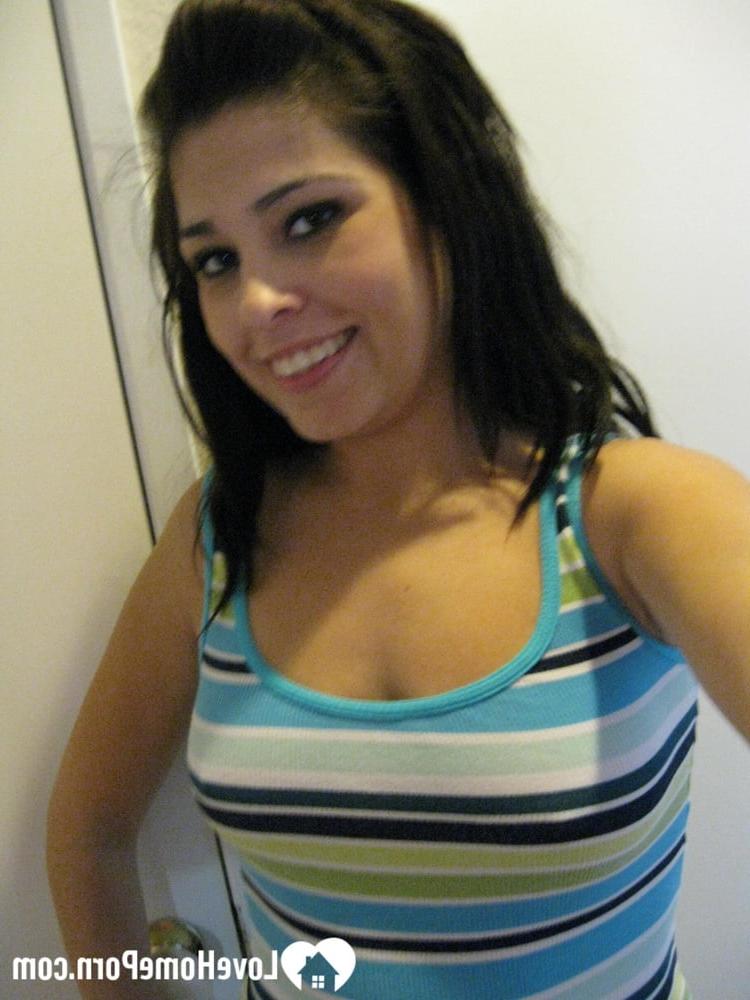 20P Gata amadora safada mostra seus seios naturais e bunda redonda em um solo