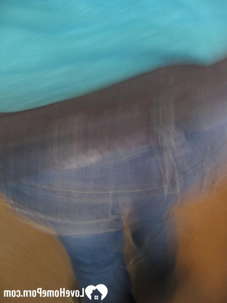 20P Gata amadora safada mostra seus seios naturais e bunda redonda em um solo