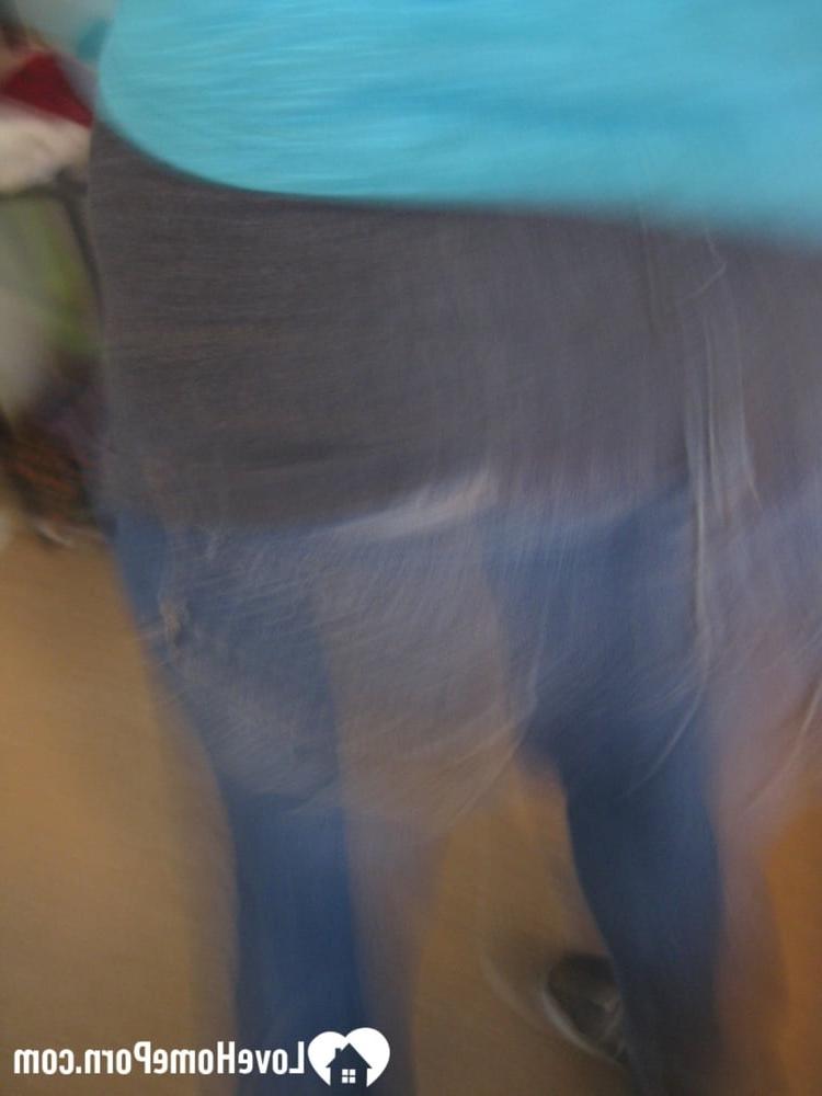20P Gata amadora safada mostra seus seios naturais e bunda redonda em um solo