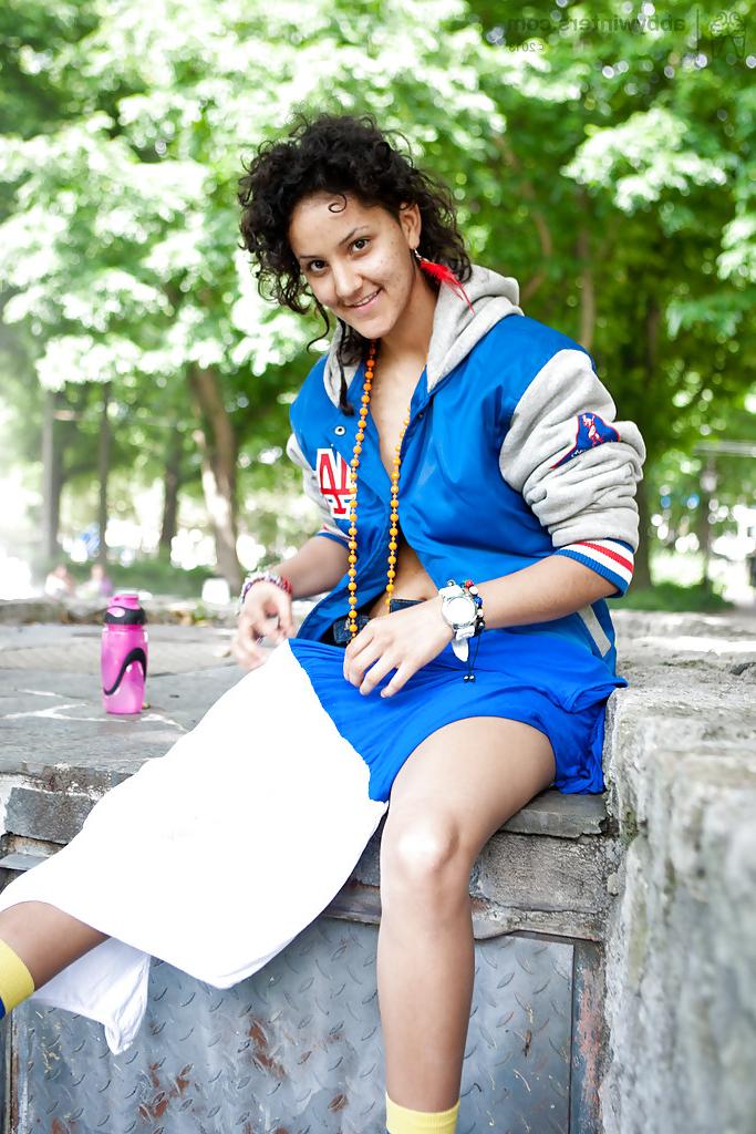16P Arianna, une coquine, montre ses seins et se masturbe sur une place publique.